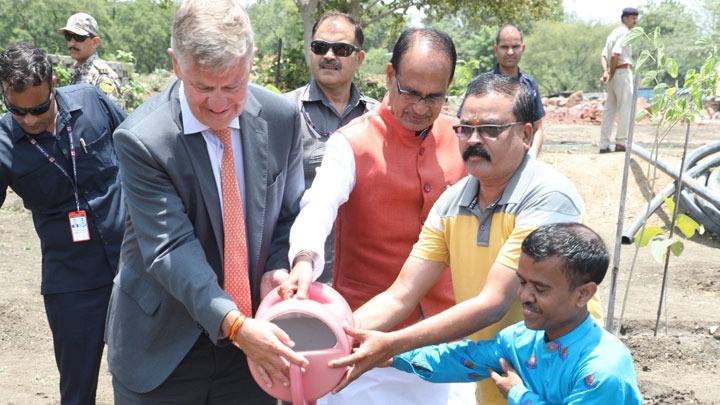मुख्यमंत्री श्री चौहान के साथ यूनाइटेड नेशंस एनवायरमेंट प्रोग्राम के कार्यकारी निदेशक श्री एरिक सॉल्हेम ने लगाए पौधे
